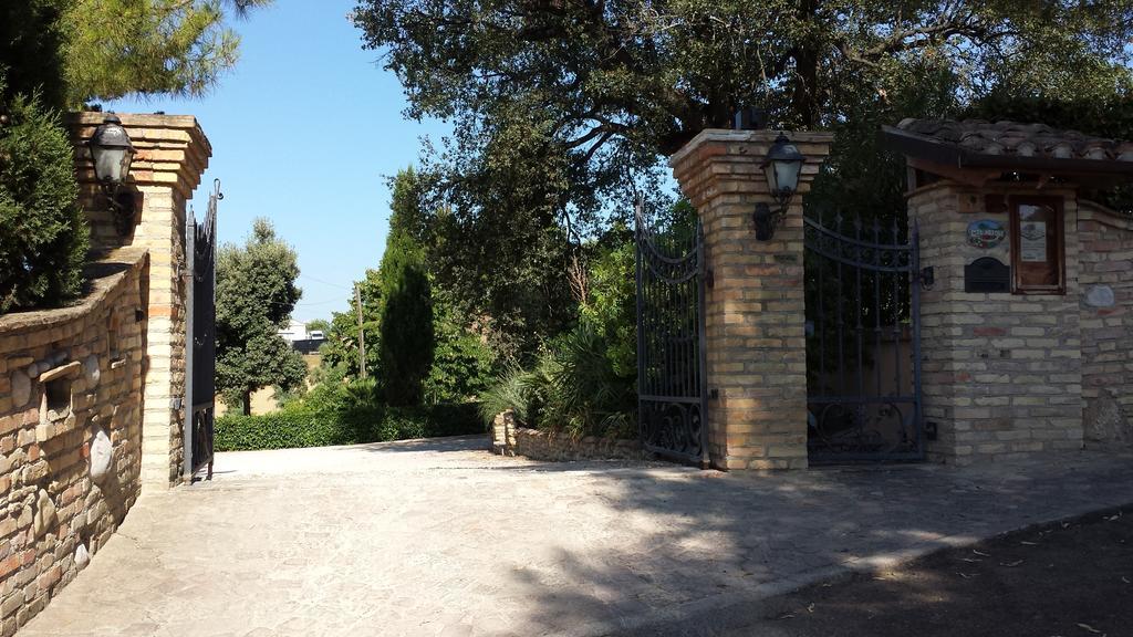 Agriturismo Col Morino Bed & Breakfast Pineto Exterior photo