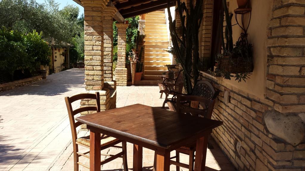 Agriturismo Col Morino Bed & Breakfast Pineto Exterior photo